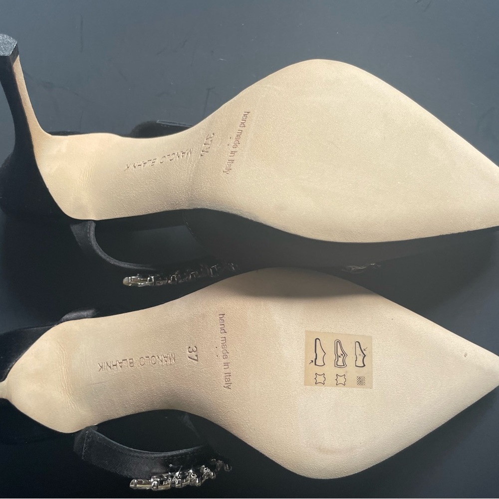 Manolo Lurum heels. Black